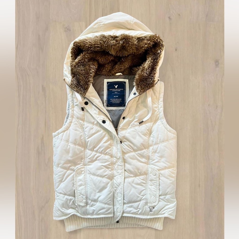 Y2K American Eagle Outfitters Cream Quilted Hooded Vest with Brown Faux Fur Trim